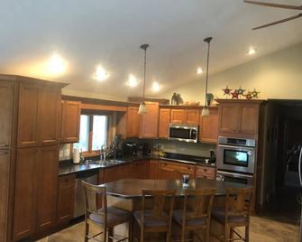 Private Ranch home hidden in the woods with lots of wildlife to view. - Plymouth - Cuina
