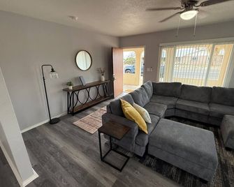 Serene 2-bedroom house with AC in charming Safford - Safford - Living room