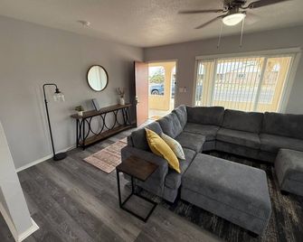 Serene 2-bedroom house with AC in charming Safford - Safford - Wohnzimmer