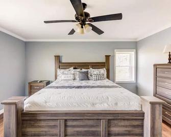 Beautiful Lakehouse conveniently situated close to hwy 280 - Alexander City - Bedroom