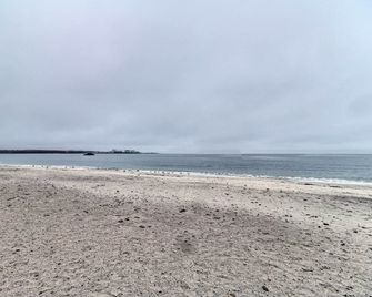 Coastal Getaway w/ Porch, 2 Mi to Niantic Beach! - Niantic - Beach