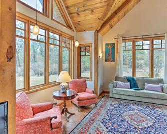 Peaceful Shasta Cascade Getaway on 15-Acre Ranch! - Weaverville - Living room