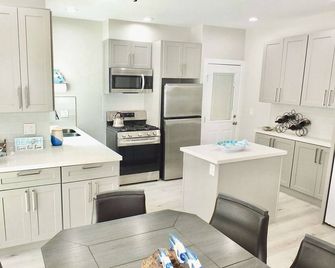 Beach & Bay Retreat - Full of Amenities - Long Beach - Kitchen