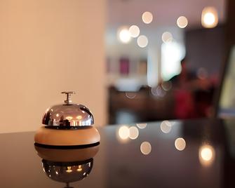 Suburban Studios Ridgecrest near China Lake Naval Station - Ridgecrest - Front desk