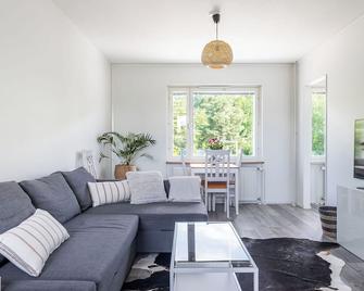 Apartments near Downtown & Sports Center with Free Parking - Lahti - Wohnzimmer