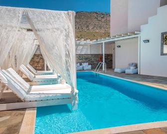 Andros Luxury House - Andros - Piscina
