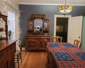 Inn the Heart of McCloud ~ - McCloud - Comedor