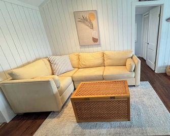 Cozy Lakefront Cottage With Breathtaking Sunsets! - Fremont - Sala de estar