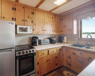 Lakefront Cabin: Dock, Bunkhouse, Pet-Friendly - Deerwood - Kitchen