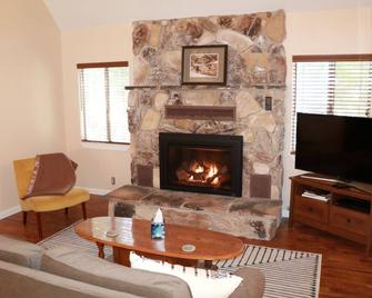 Bear Meadow Cabin at Shaver Lake - Shaver Lake - Sala de estar