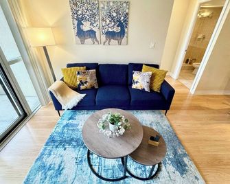 Spacious 3 bedroom 2 bathroom condo in the heart of Mississauga w/ parking! - Mississauga - Living room