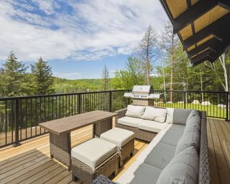 Brand New Luxury Log Cabin on Paint Lake - Dorset - Balcony