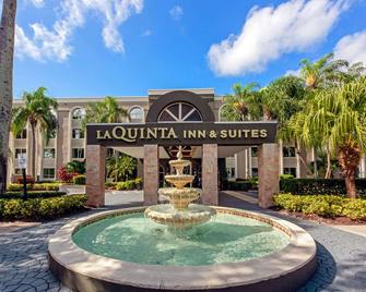 La Quinta Inn & Suites by Wyndham Coral Springs South - Coral Springs - Gebouw