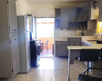 Spacious 2-bedroom apartment in Sint Eustatius with beautiful sunset views - Oranjestad - Cocina