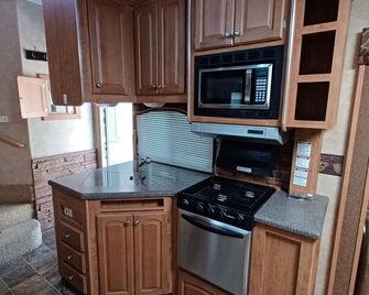 Cozy & Peaceful 1-Bedroom RV - Nacogdoches - Kitchen