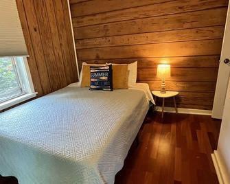 The Yellow Cottage @ Cottages on Petite Lake - Antioch - Habitación