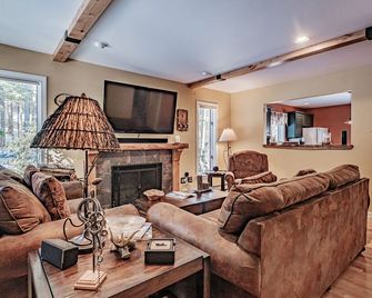 Yogi's Hideaway - Cozy Ski Cabin With-in walking distance to Sunday River Ski Resort! - Newry - Sala de estar