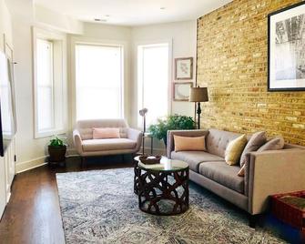 Soft Leather And Warm Bricks At A Stylish Rogers Park Home - Chicago - Living room