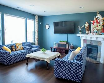 Bright & Spacious Modern House With Gorgeous Landscape + Ac\nseattle - Kent - Living room