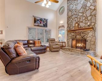 Secluded mountain home on 2 acres w/ fireplace, deck & firepit - Whittier - Living room