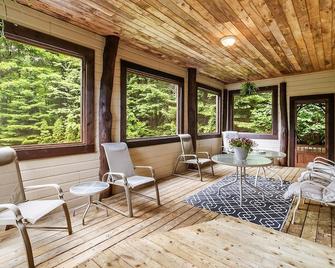 Group oriented 6 BR waterfront cottage with pool table & SPA near Mont Tremblant - Saint-Faustin-Lac-Carré - Living room