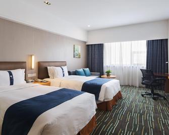 Holiday Inn Express Shanghai New Jinqiao By IHG - Shanghai - Bedroom