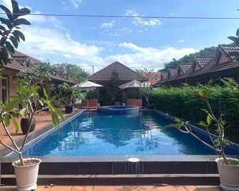 Hello Kampot Resort - Kampot - Pool