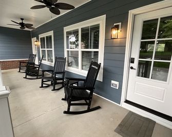 Man o’ War Cottage at the Woodford Inn - Versailles - Patio