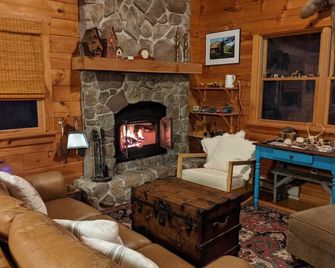4-bedroom Vacation Cabin on 50 Private Acres - Moorefield - Sala de estar