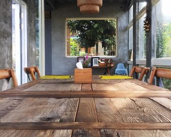 Mooning the Hill - Manzhou Township - Patio