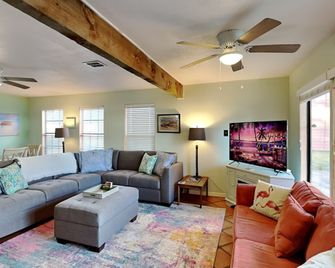 Sun Harbor Cottages - Rockport - Olohuone