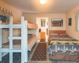 Cabin 3 Lynn View Lodge - Haines - Bedroom