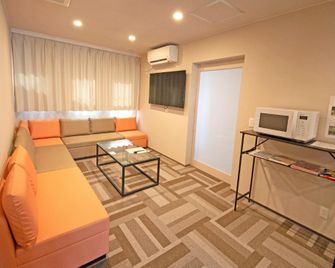 Kitakata Light Hotel - Kitakata - Wohnzimmer