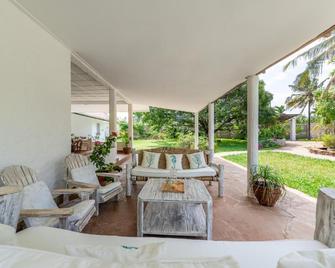 Hibiscus Apartments - Galu Beach - Patio