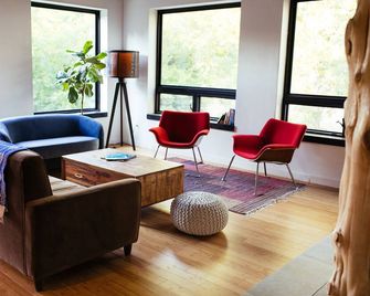 Galleria Z-Natural Light Jungle House-2 mi to Choctaw Casino - Durant - Salon
