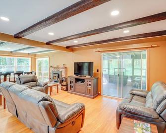 Berkshire Hideaway with Fire Pit and Playground! - Canaan - Sala de estar