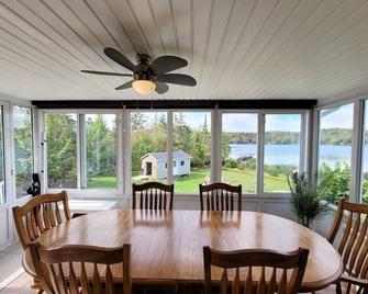 Hôtel à la maison - La Béatitude du lac avec spa - Disraeli - Comedor
