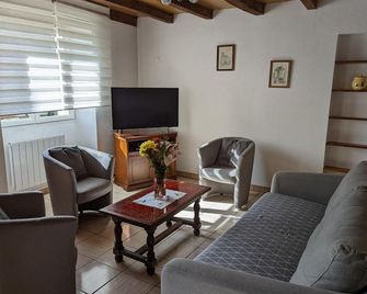 Charming cottage with private garden and pets allowed - 바르브쥬 생일레르 - 거실