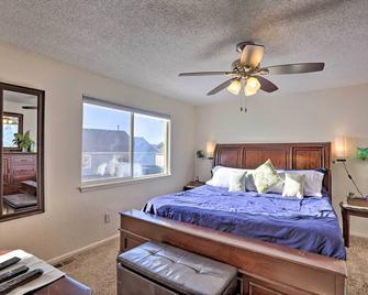 Cozy Centennial Home with Fenced-In Backyard! - Centennial - Bedroom