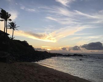 Newly renovated 2nd floor condo — 150 yards from Mama’s Beach! - Paia - Balcón