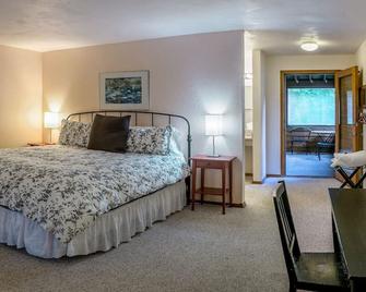 Lodge Room 3 with Jacuzzi Tub at Green Springs Inn - Ashland - Slaapkamer