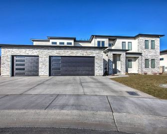 Steps to the Canyon Rim w/Fast Wi-Fi & EV Charging - Twin Falls - Building