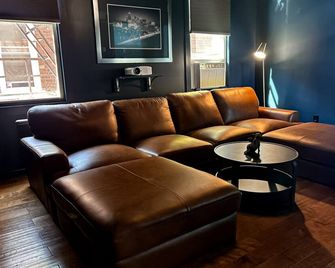 Cinematic Queen City Suite-10 Mins to Downtown - Cincinnati