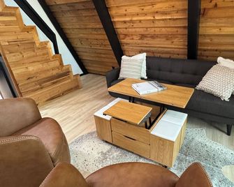 Secluded A-Frame Near Lazy E - Guthrie - Wohnzimmer