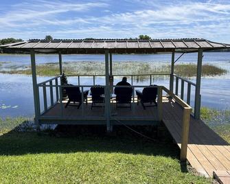 New! Zen! Relax! Kayaks, Fishing Poles, Dock! Near Bike Trail, Springs, & Beach! - Hernando - Patio