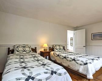 Modern Cape Cod Cottage Walk to Craigville Beach - Centerville - Bedroom