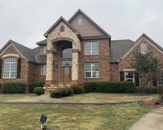 The Executive Two Story Where To Stay When Your Away - Ardmore - Building