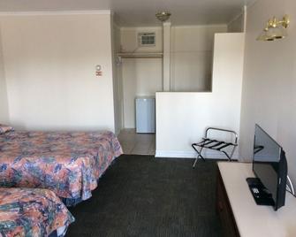 Embassy Motel - Kingston - Schlafzimmer