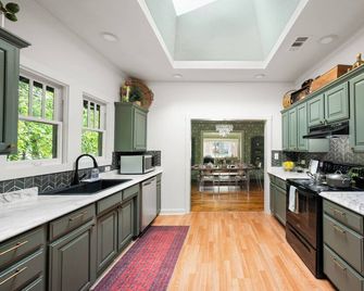 Charming 3-bedroom bungalow, sleeps 8, fire pit, playground, laundry & yoga - Mineral Wells - Kuchyň