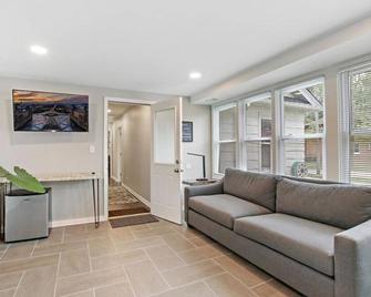 The Victory Park Ranch - Waukegan - Living room